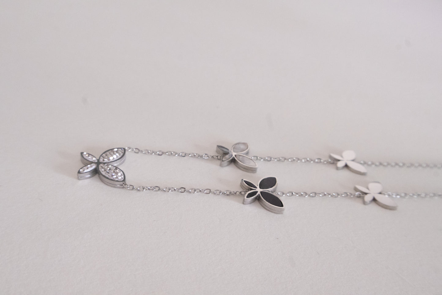 Elegante collar de mariposa en cascada de plata