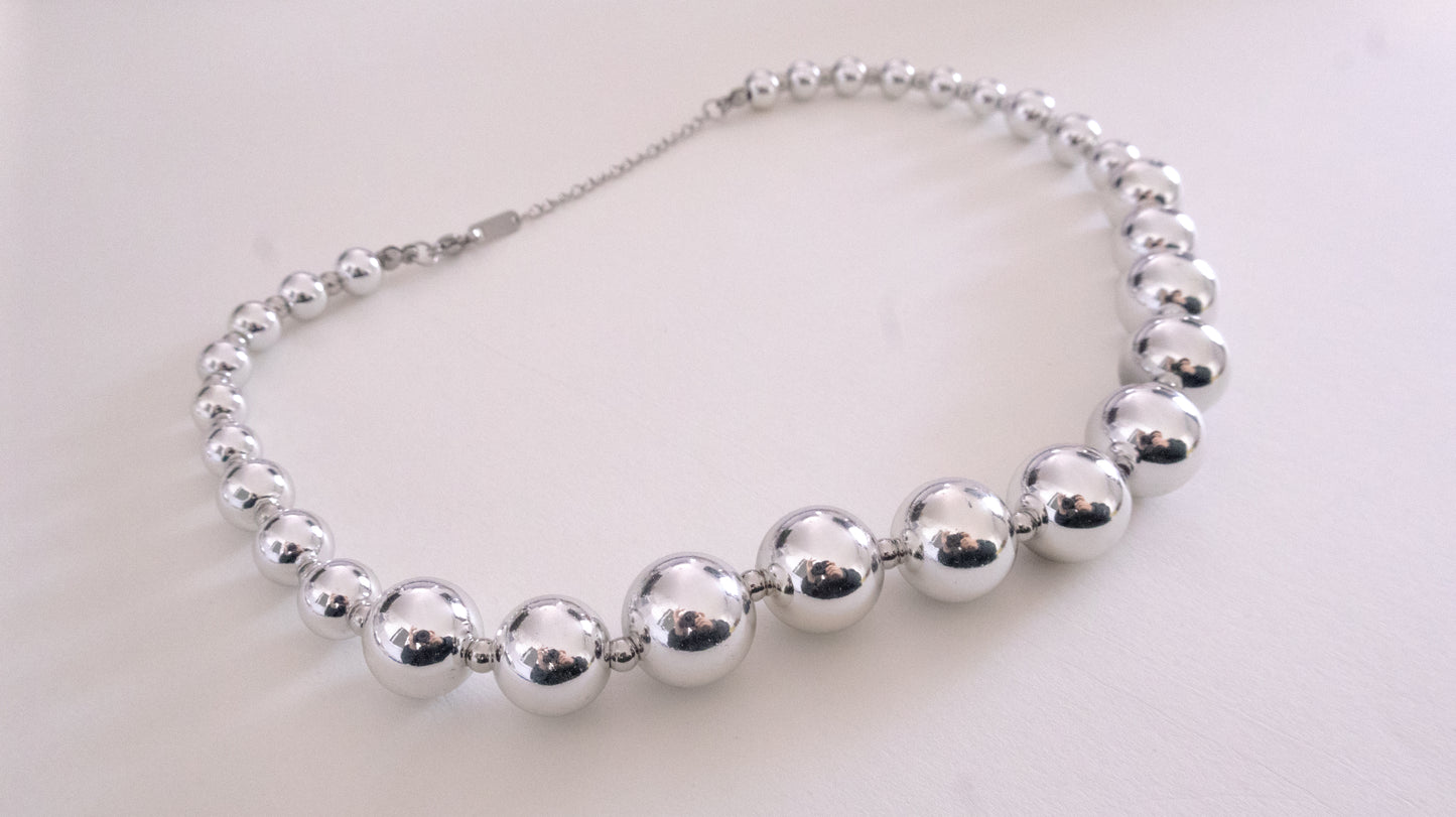 Collar de bolas con cuentas en tono plateado