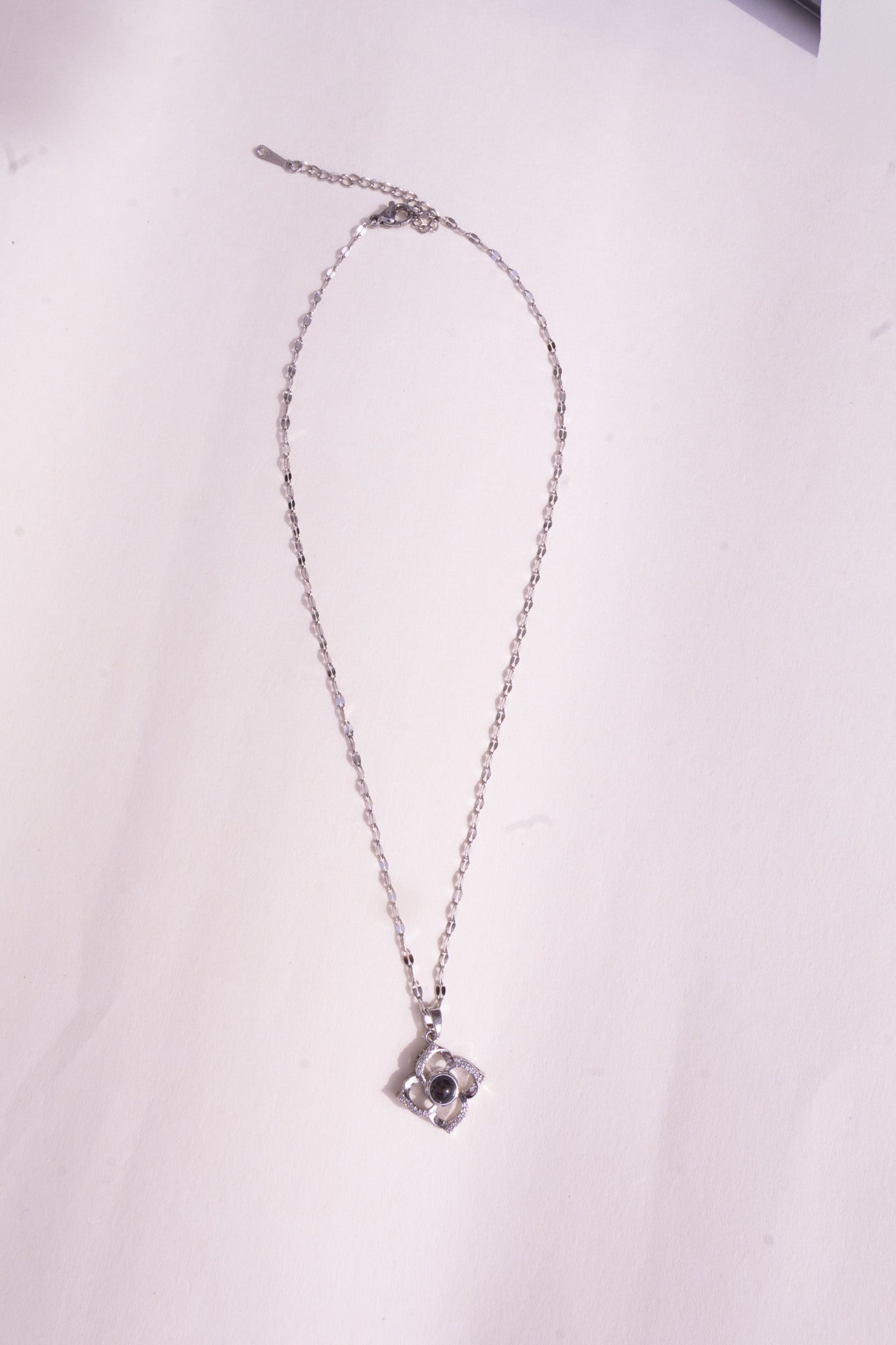 Collar con colgante de trébol de plata que reacciona a la luz