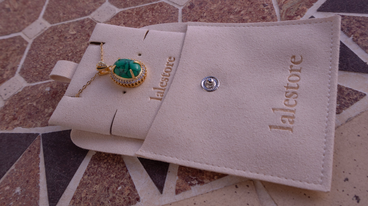 Collar con colgante ovalado de mármol verde