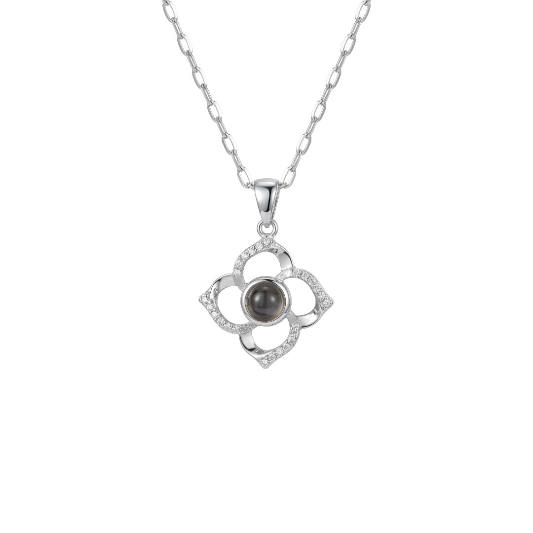 Collar con colgante de trébol de plata que reacciona a la luz