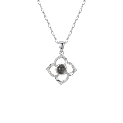 Collar con colgante de trébol de plata que reacciona a la luz