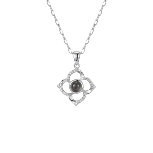 Colar com pendente trevo prateado que reage à luz