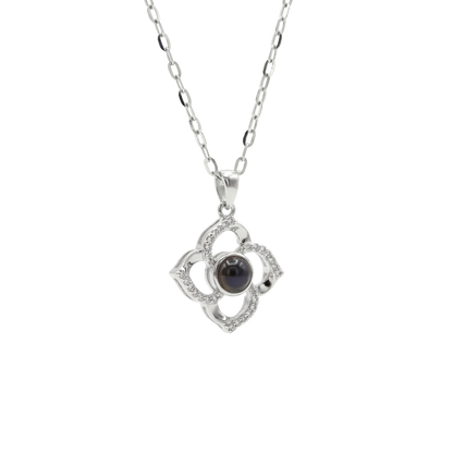 Collar con colgante de trébol de plata que reacciona a la luz