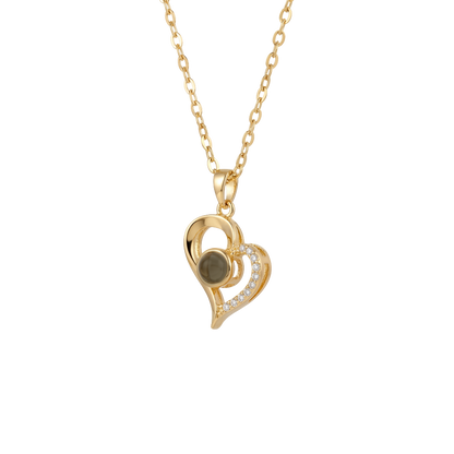 Collar de corazón de piedra reactiva a la luz dorada 