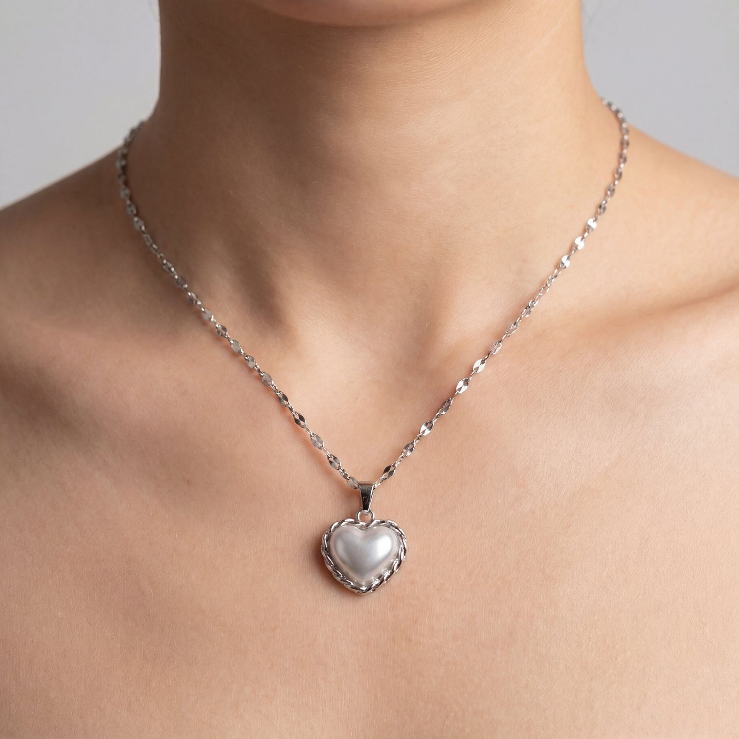 Collar con colgante de corazón de plata trenzado y atado