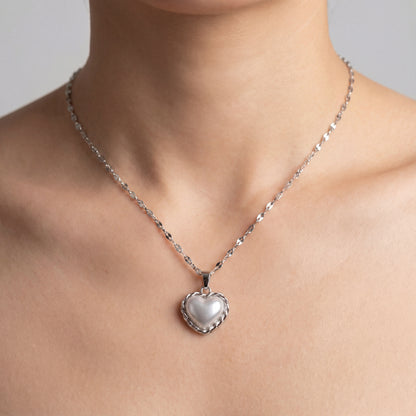 Collar con colgante de corazón de plata trenzado y atado