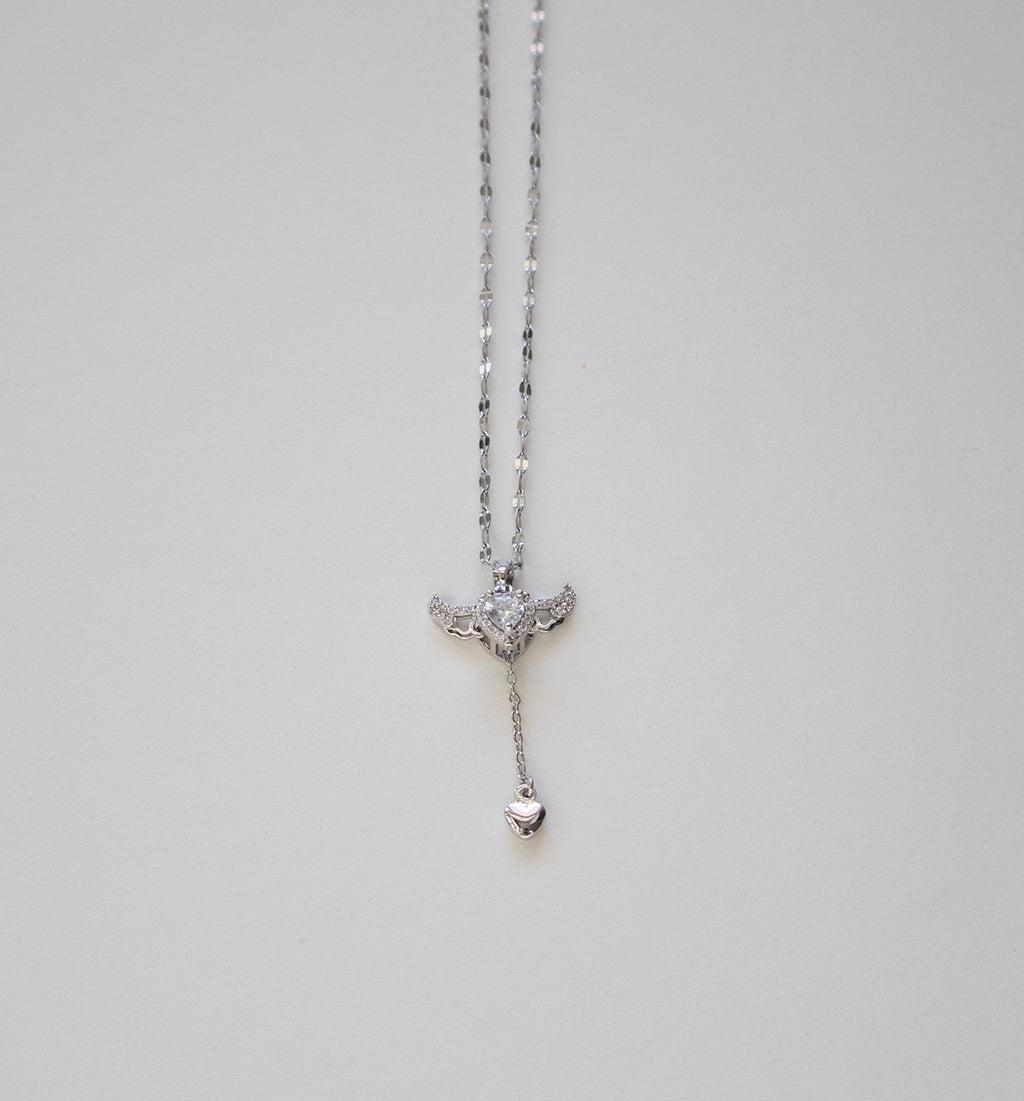 Collar con colgante de corazón alado