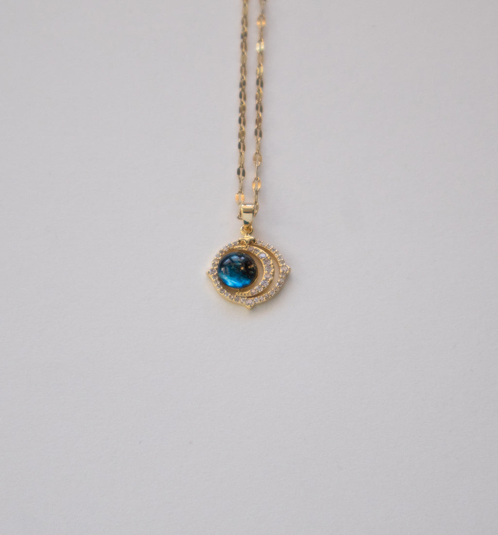 Colar com pendente de olho grego em aço inoxidável banhado a ouro e pedra azul.