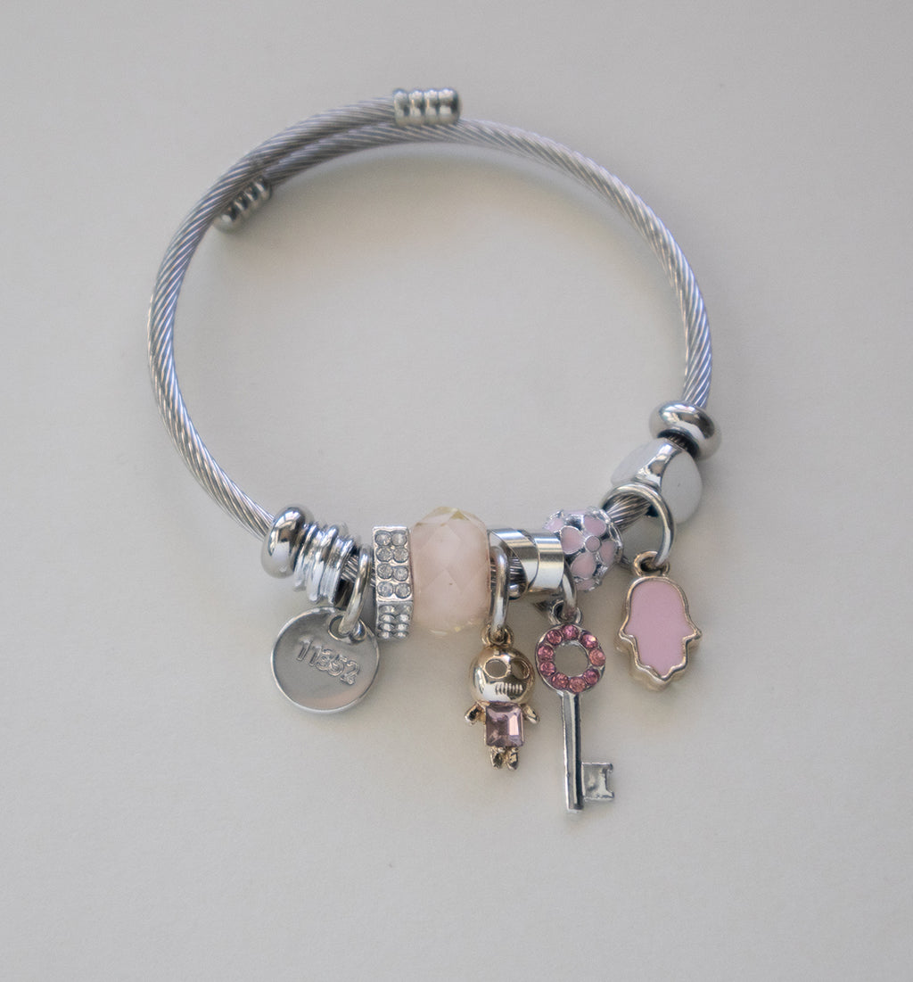 Pulseira com pendentes em aço inoxidável com detalhes em rosa