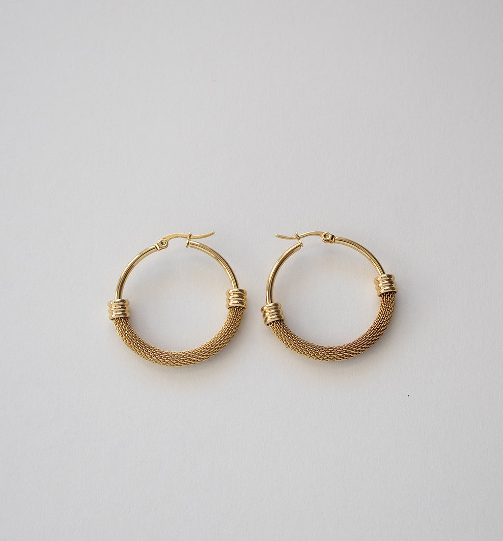 Brincos de argola texturados em malha, banhados a ouro e em aço inoxidável.