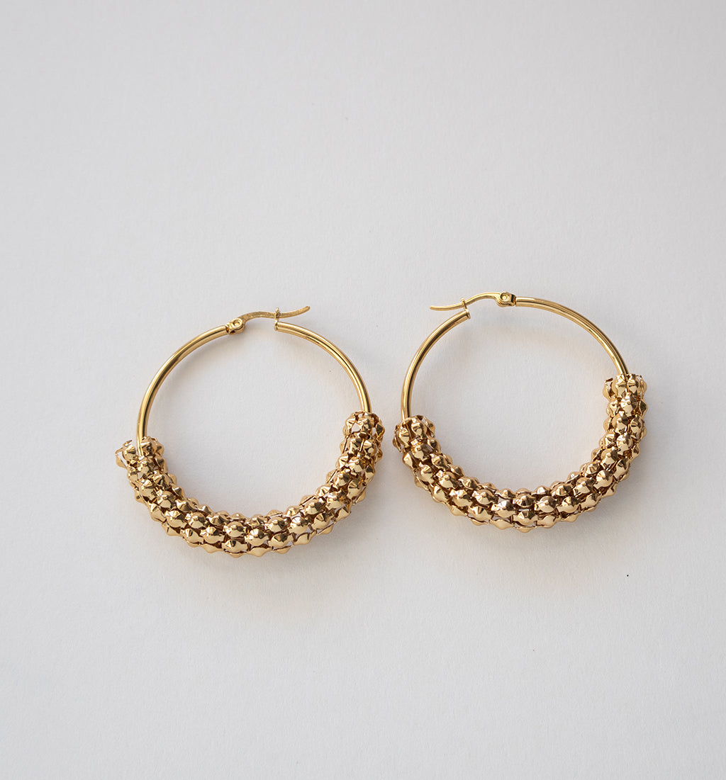 Brincos de argola texturizados em aço inoxidável banhado a ouro