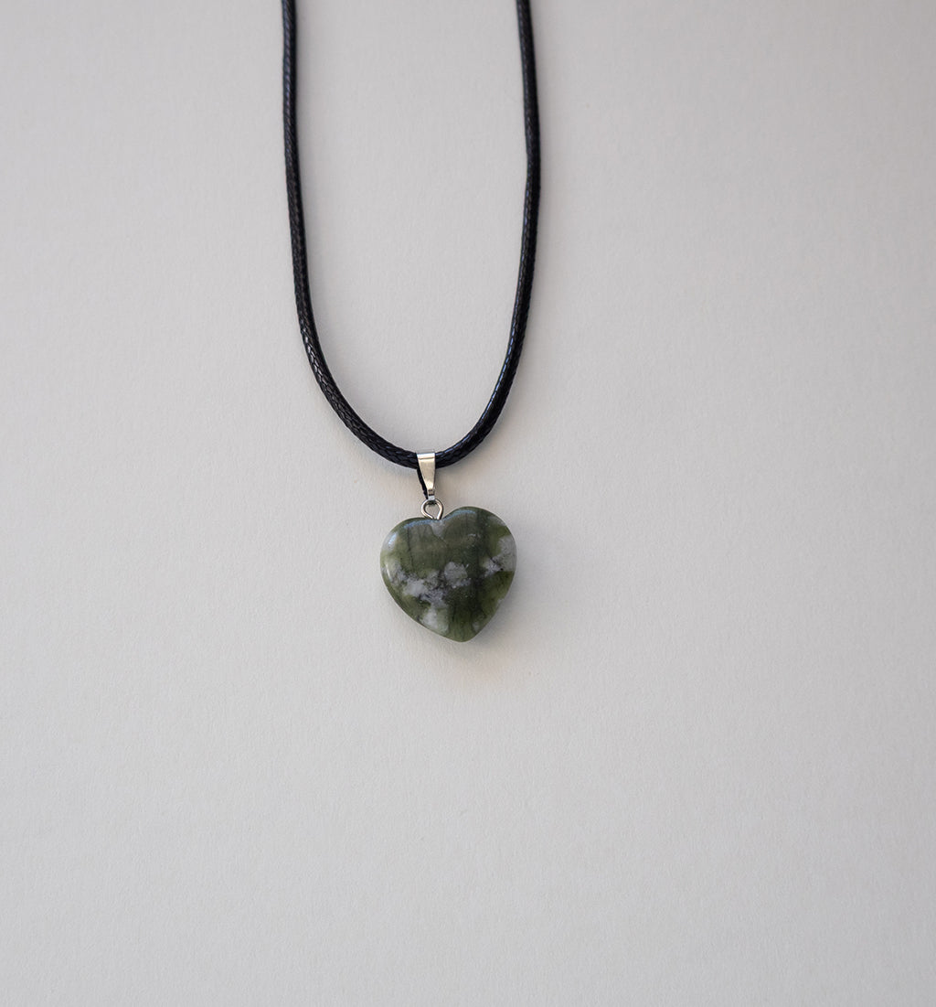 Colar com pendente coração em pedra verde natural e cordão preto.