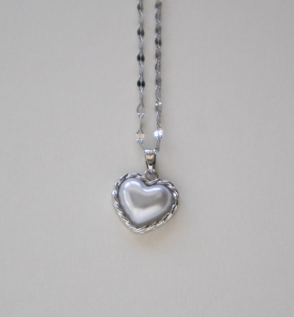 Collar con colgante de corazón hinchado de plata