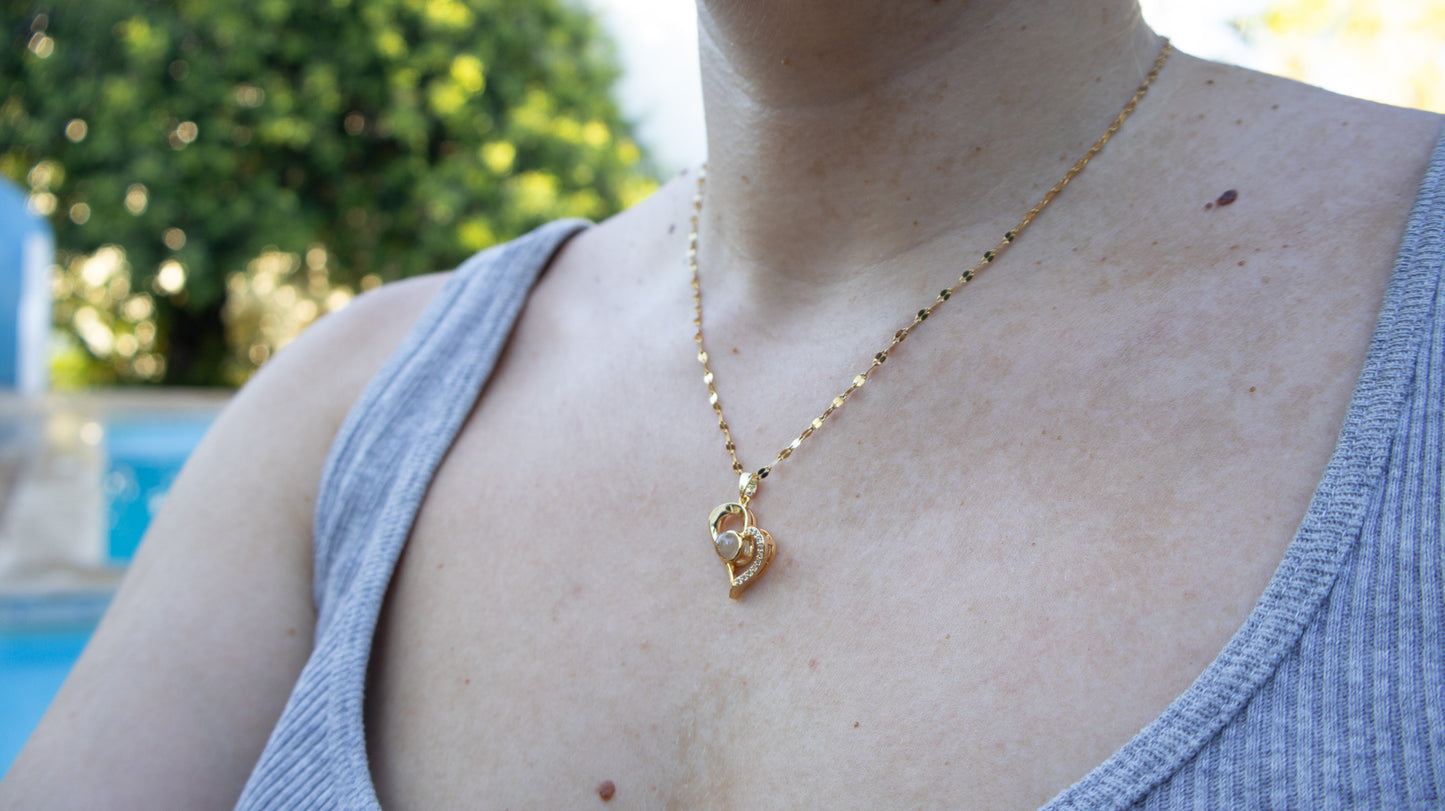 Collar de corazón de piedra reactiva a la luz dorada 