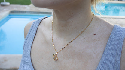 Collar de corazón de piedra reactiva a la luz dorada 