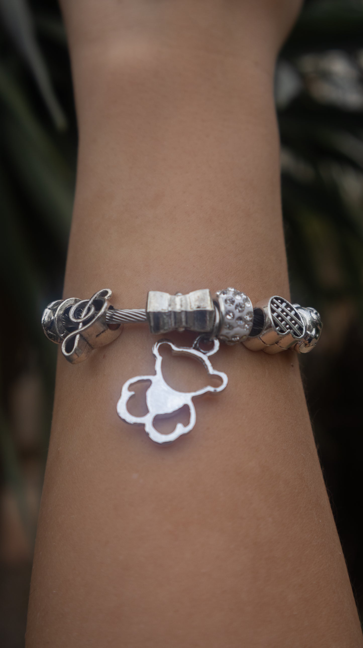 Pulseira com pendente de urso prateado em aço inoxidável