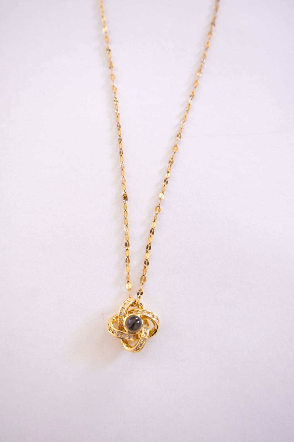 Colar em aço inoxidável dourado com pendente de nó torcido