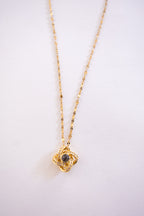 Colar em aço inoxidável dourado com pendente de nó torcido