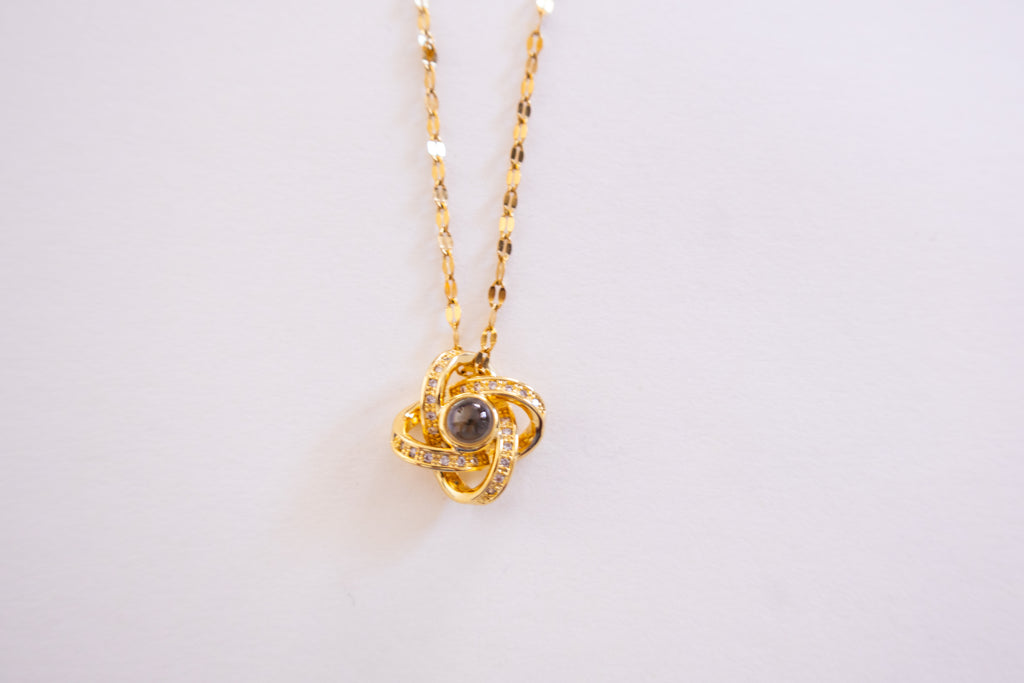 Colar em aço inoxidável dourado com pendente de nó torcido