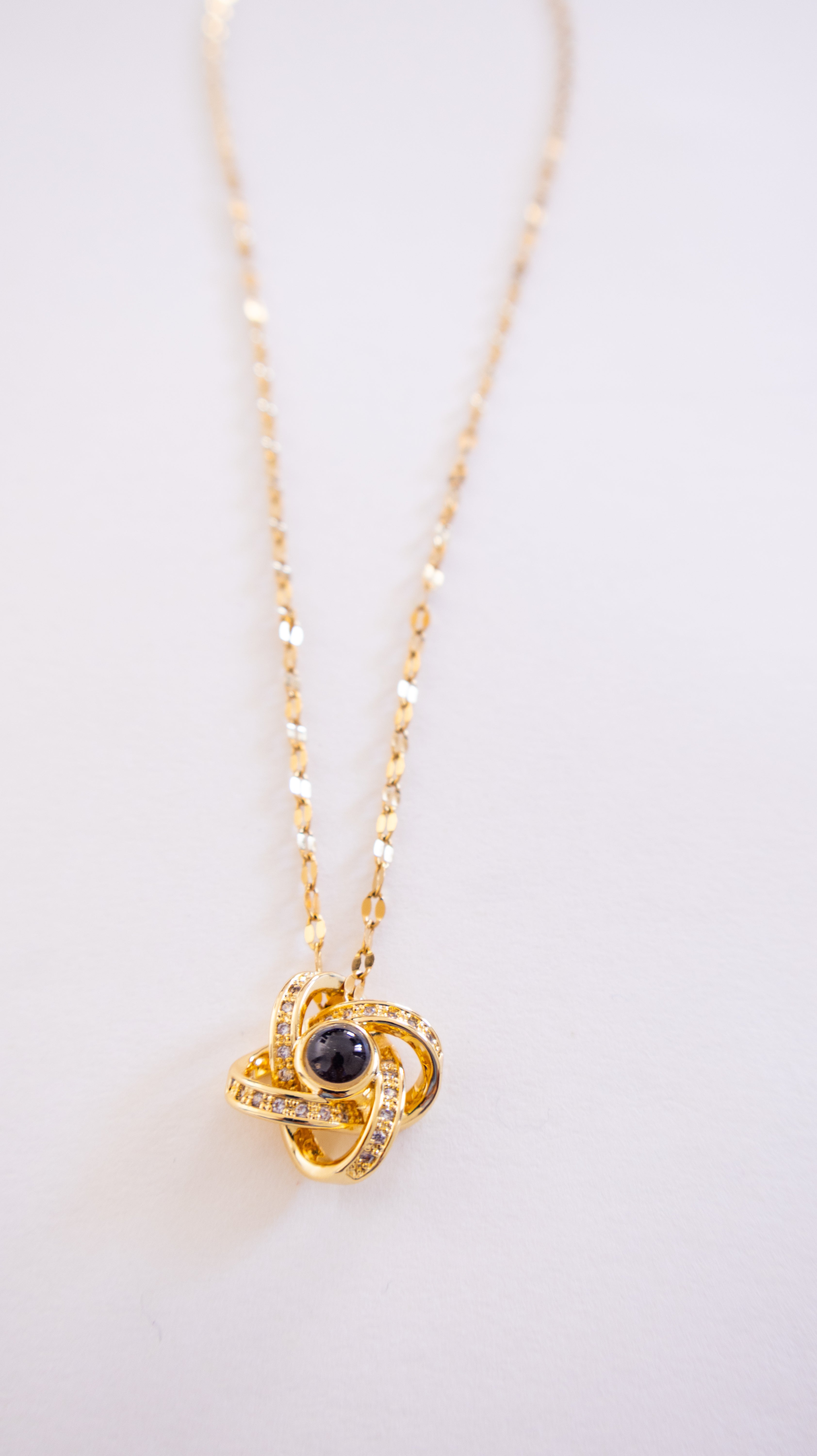 Colar em aço inoxidável dourado com pendente de nó torcido