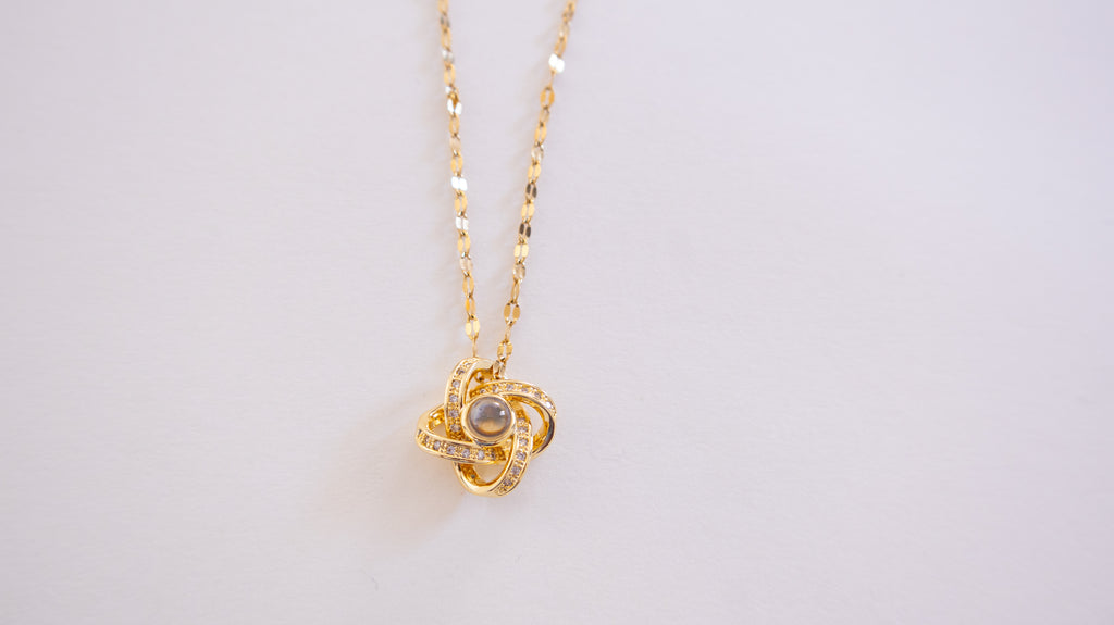 Colar em aço inoxidável dourado com pendente de nó torcido