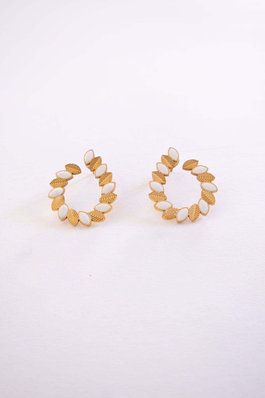 Pendientes de aro con acento marquesa dorado