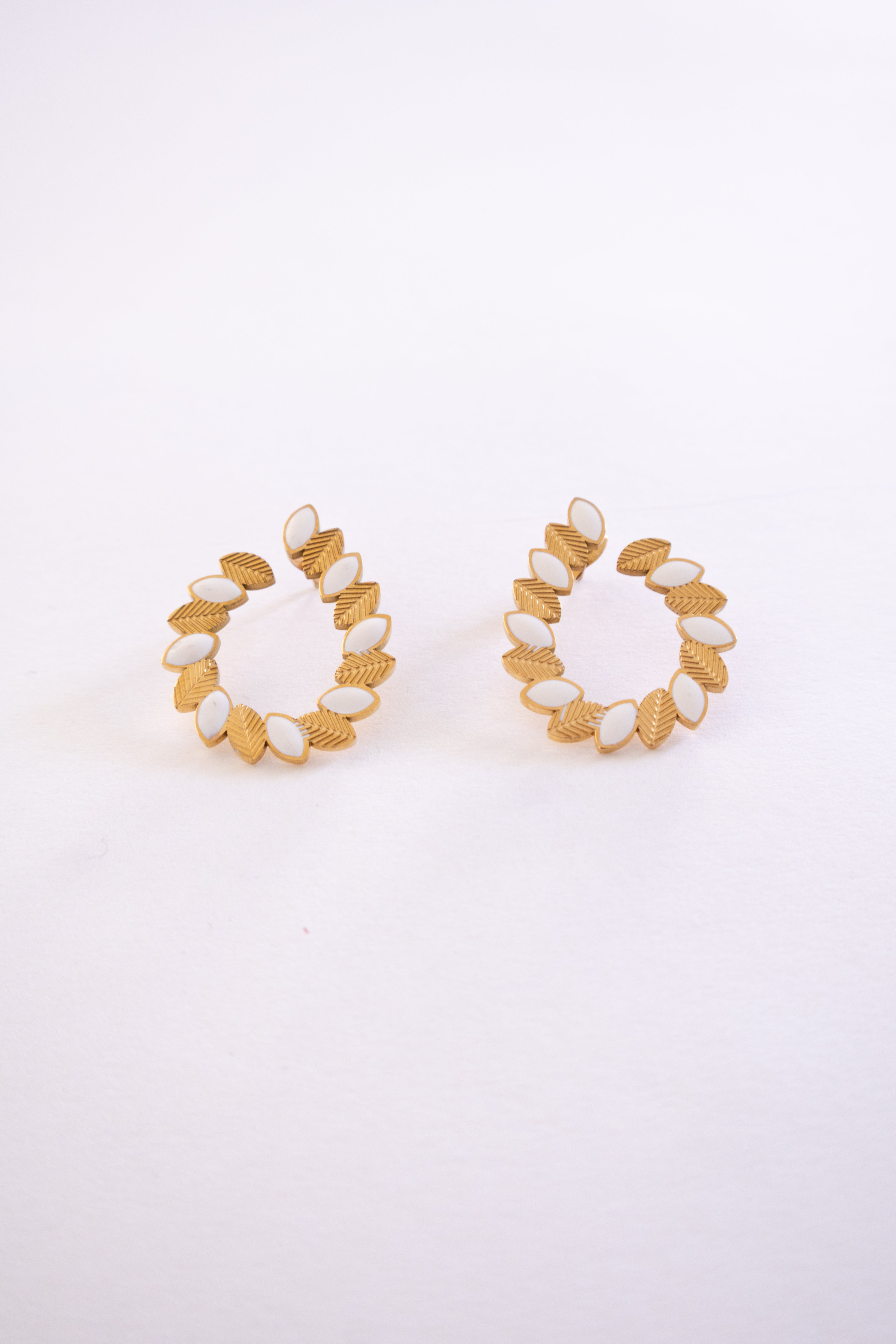 Pendientes de aro con acento marquesa dorado