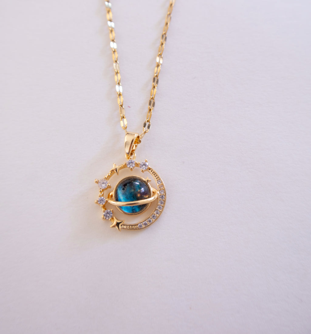 Collar de oro con colgante de media luna estrellada