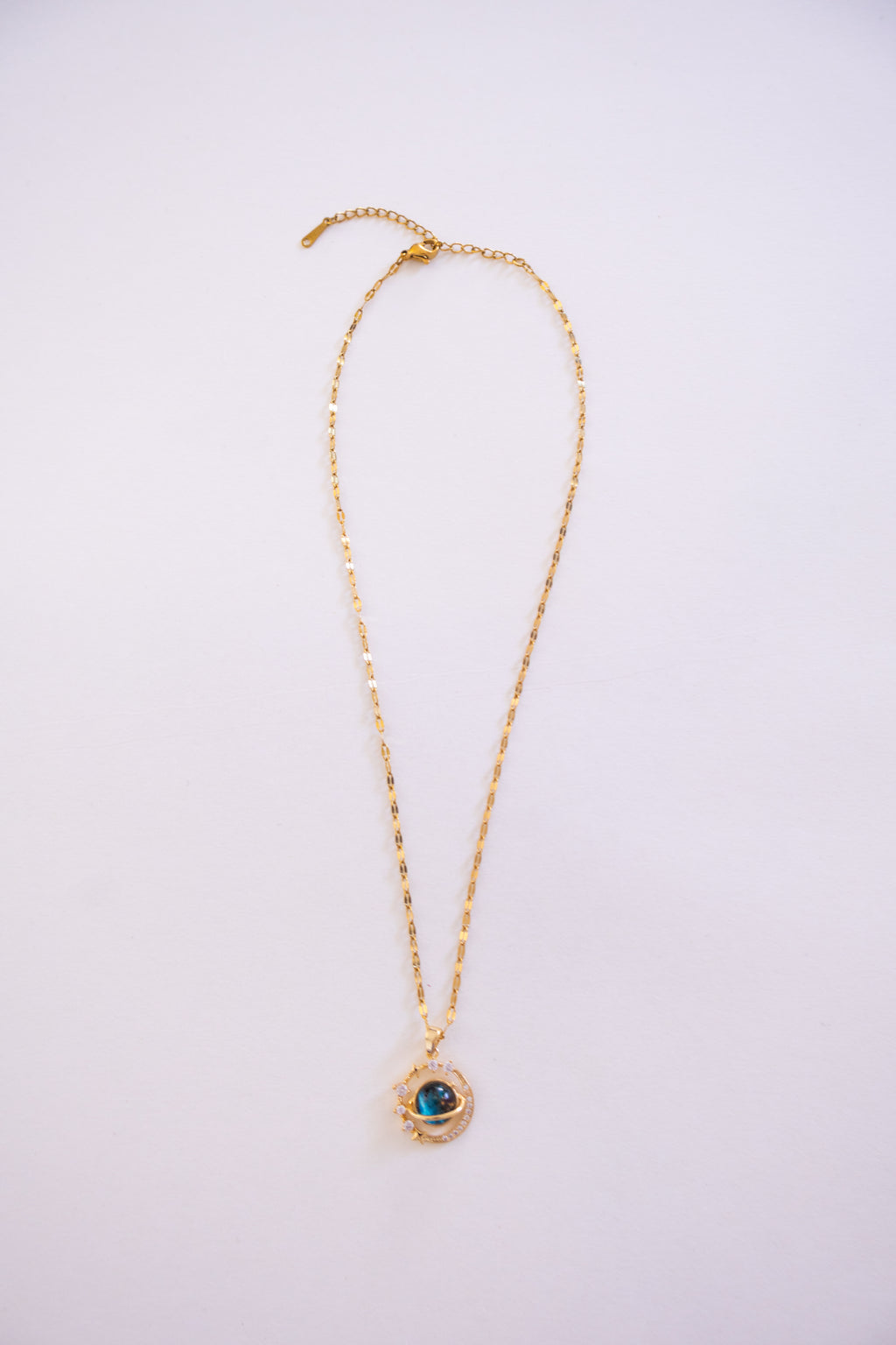 Collar de oro con colgante de media luna estrellada