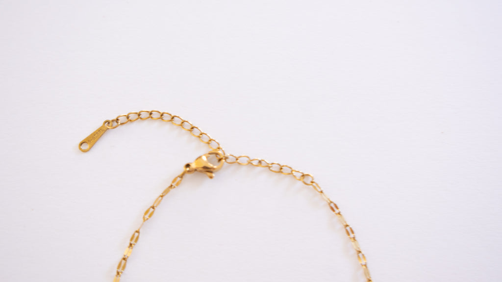 Collar de oro con colgante de media luna estrellada