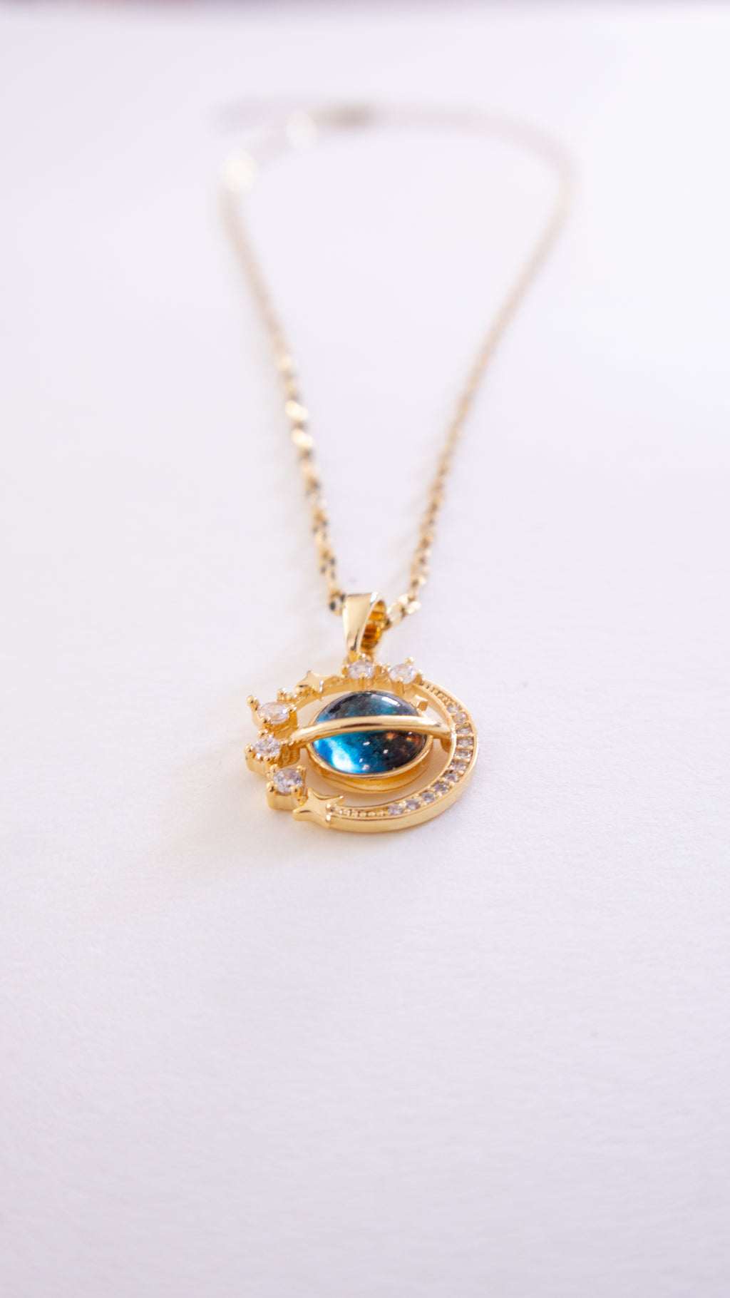 Collar de oro con colgante de media luna estrellada