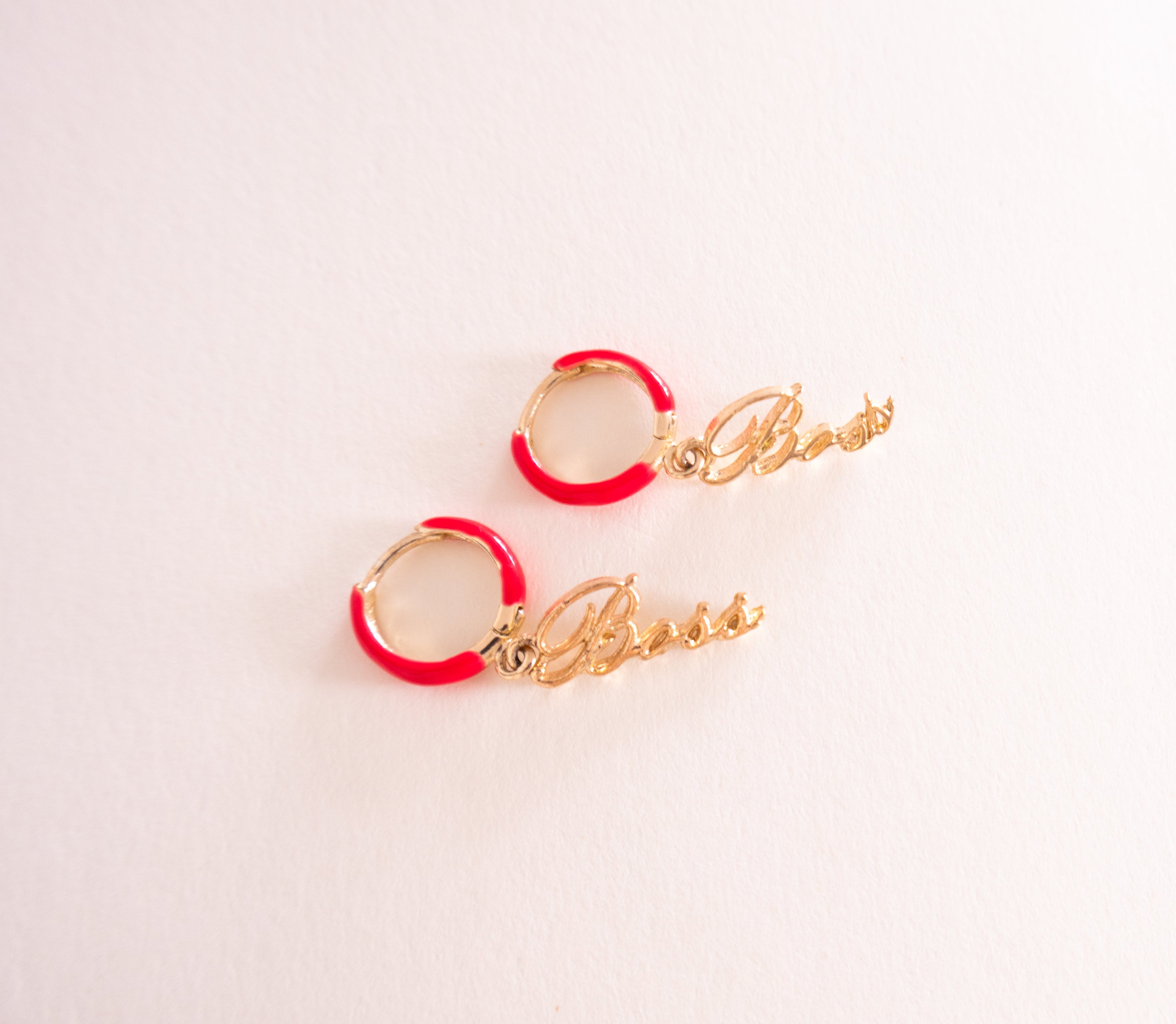Brincos Boss em esmalte vermelho