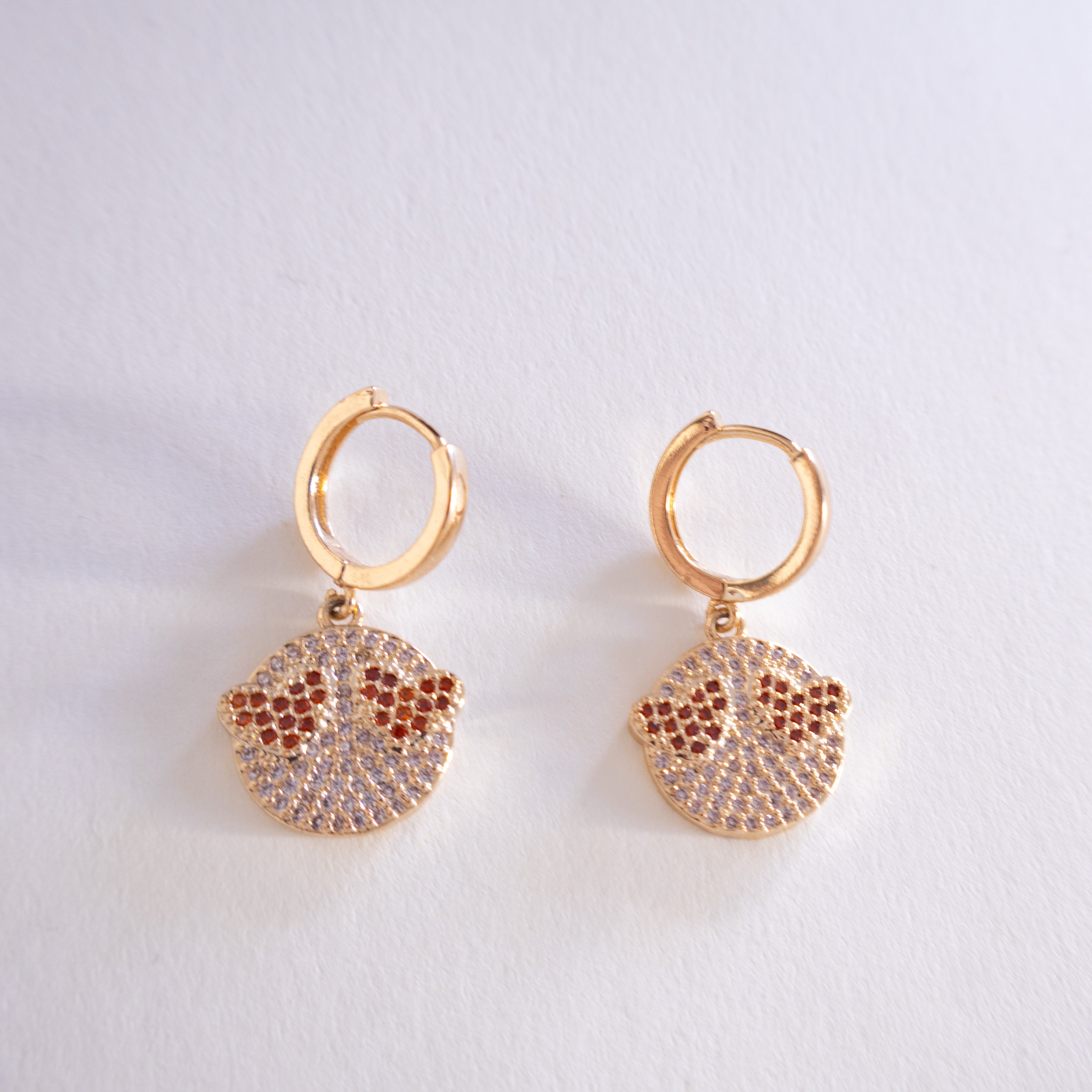 Brincos com pendentes de cristal em formato de disco