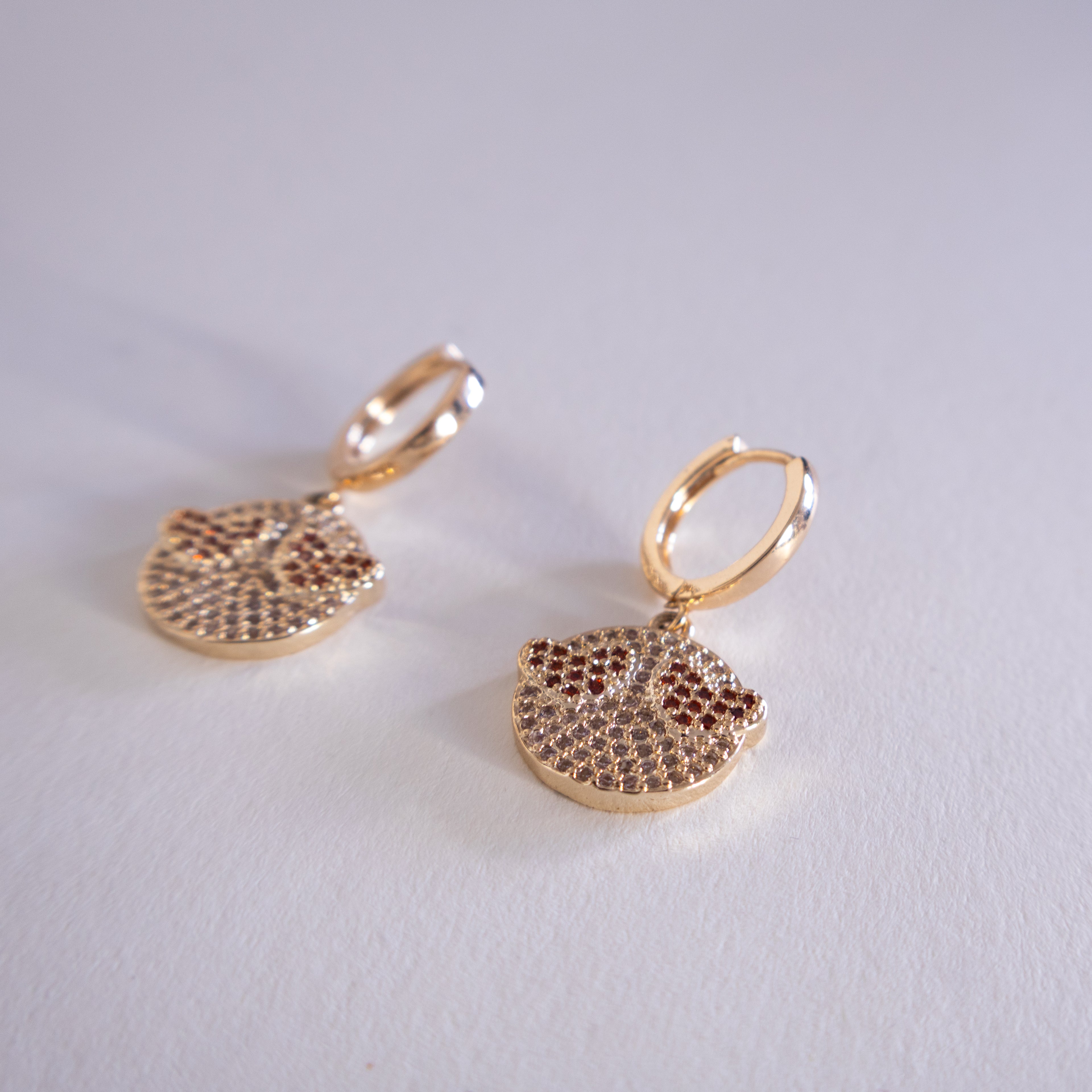 Brincos com pendentes de cristal em formato de disco