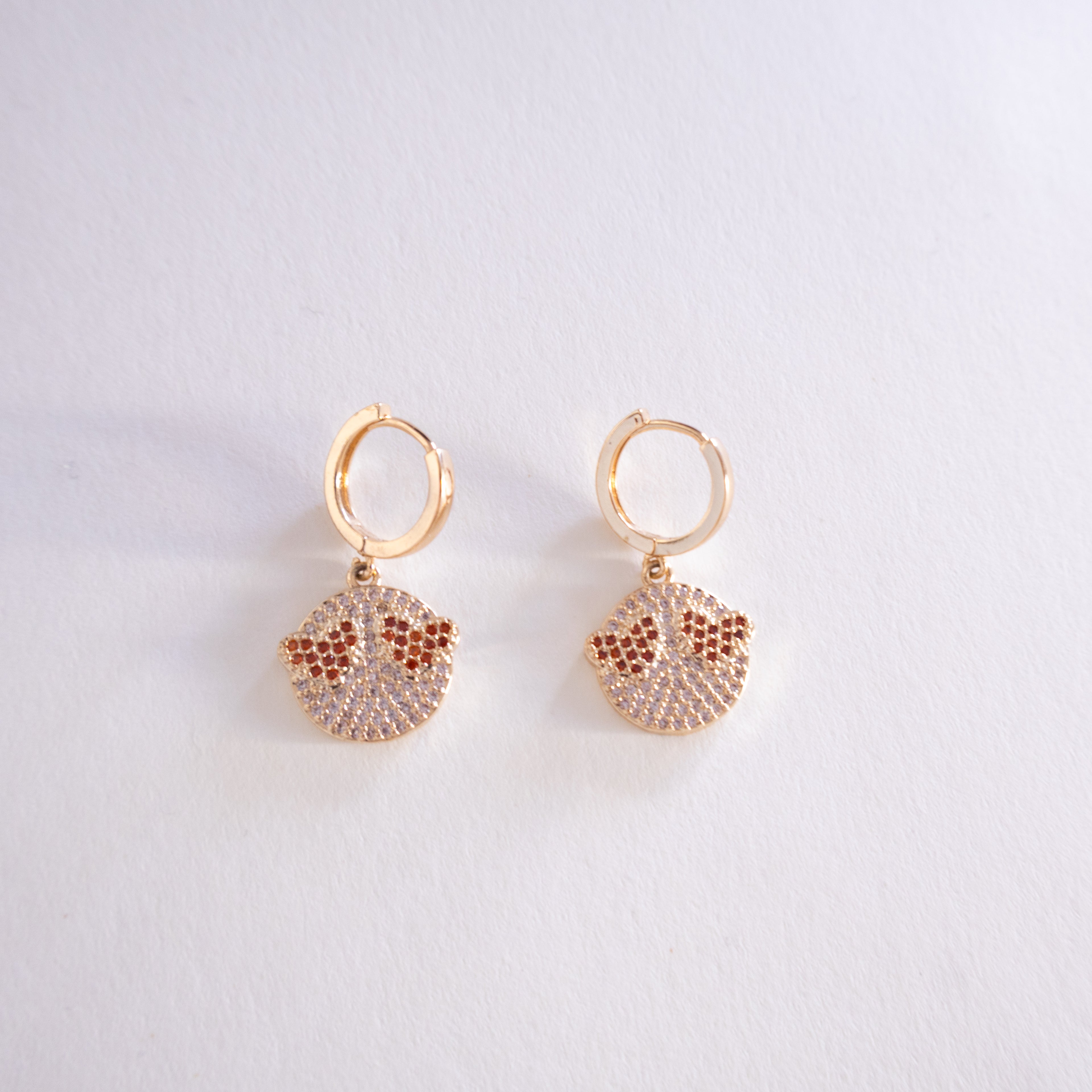 Brincos com pendentes de cristal em formato de disco