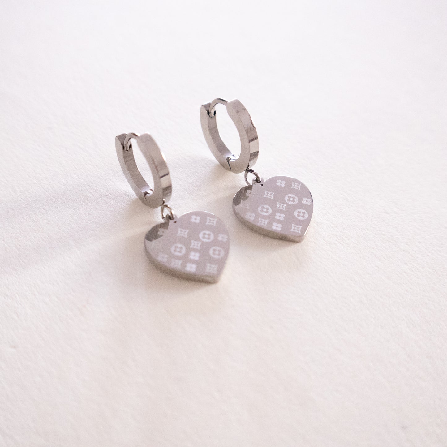 Brincos de argola Virella com pendente de coração