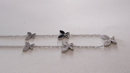 Elegante collar de mariposa en cascada de plata