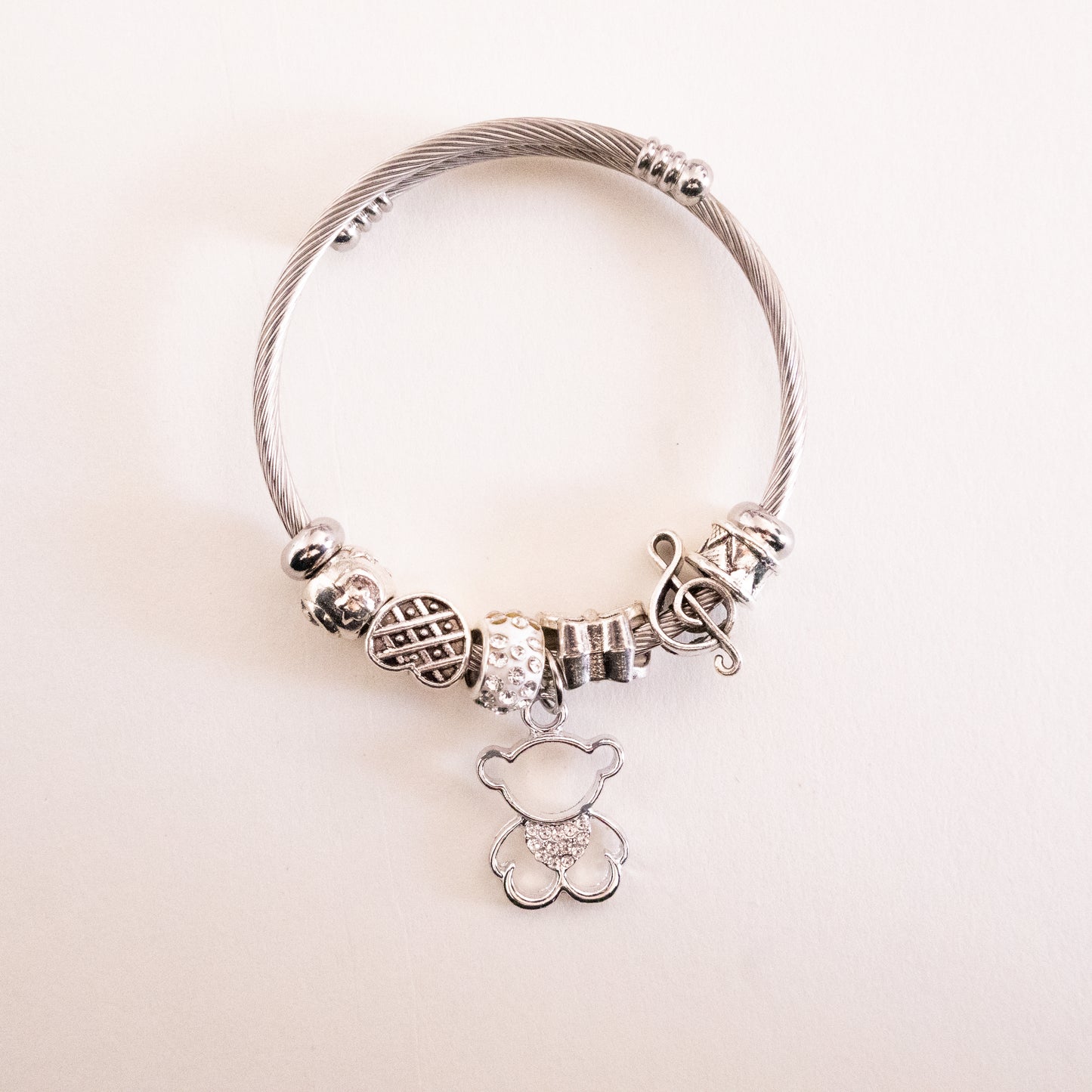 Pulseira com pendente de urso prateado em aço inoxidável