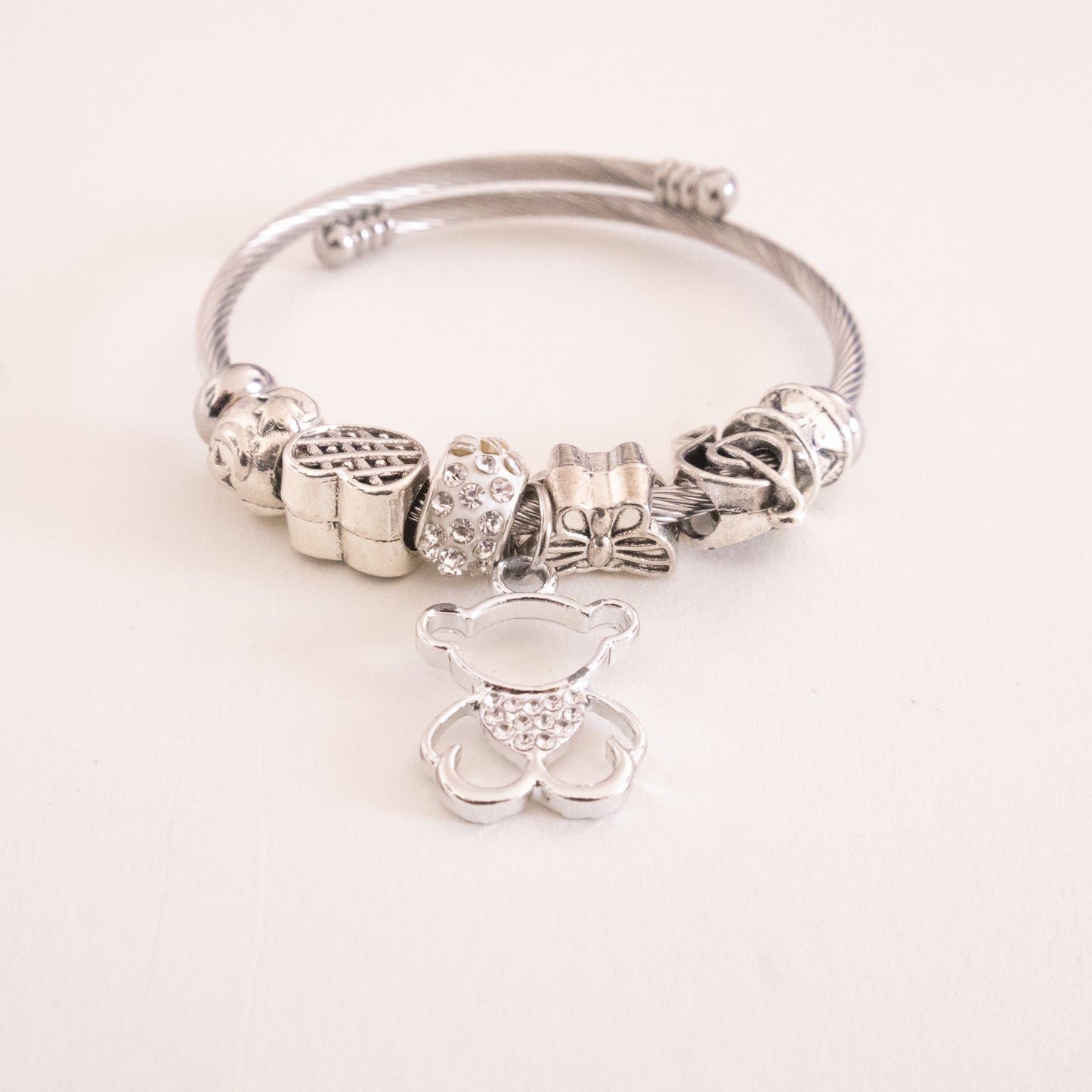 Pulseira com pendente de urso prateado em aço inoxidável