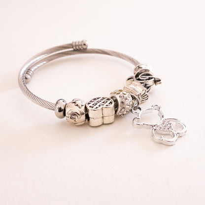 Pulseira com pendente de urso prateado em aço inoxidável