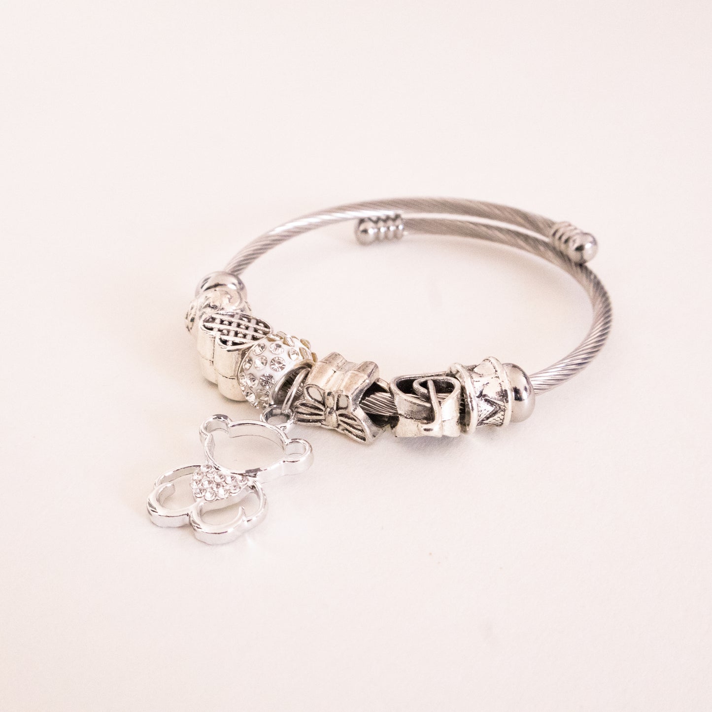 Pulseira com pendente de urso prateado em aço inoxidável
