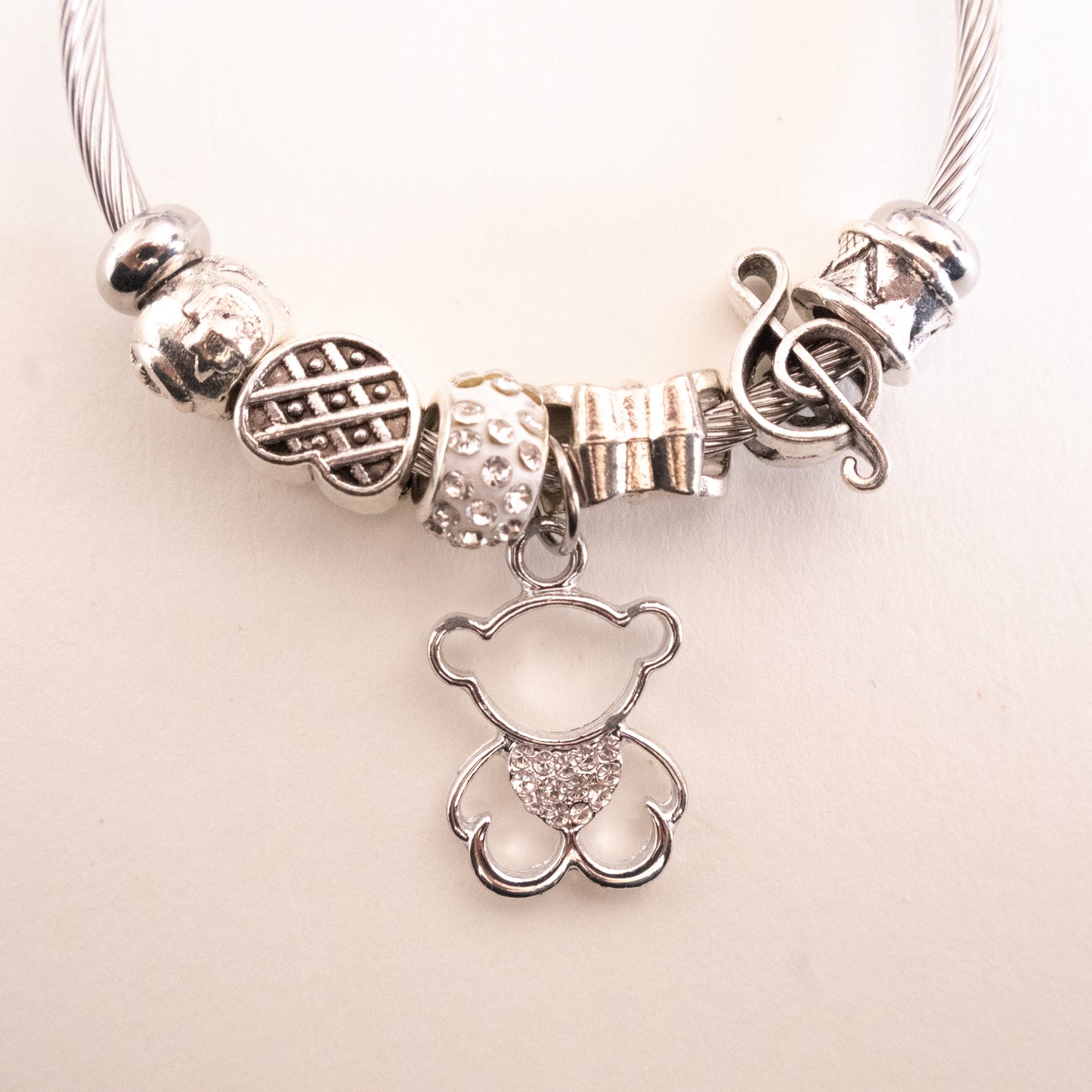 Pulseira com pendente de urso prateado em aço inoxidável
