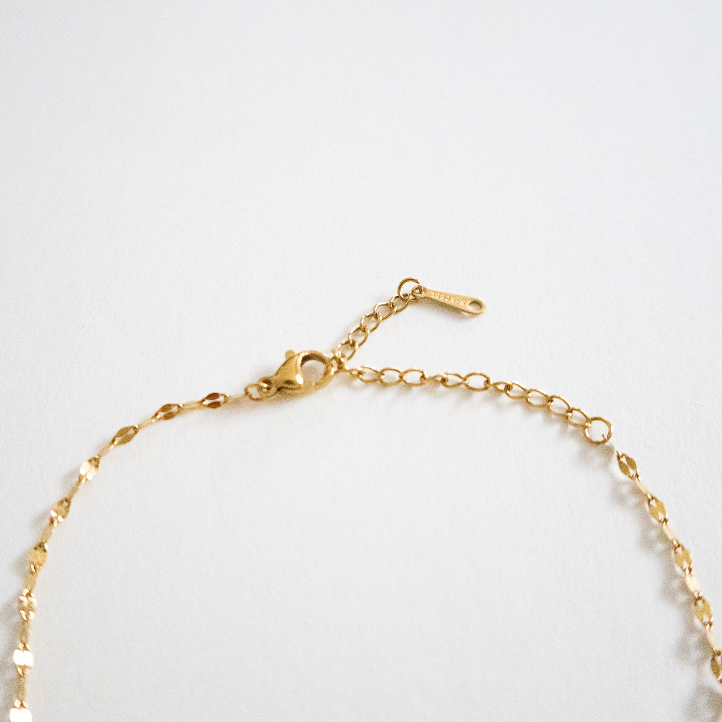 Collar de corazón de piedra reactiva a la luz dorada 