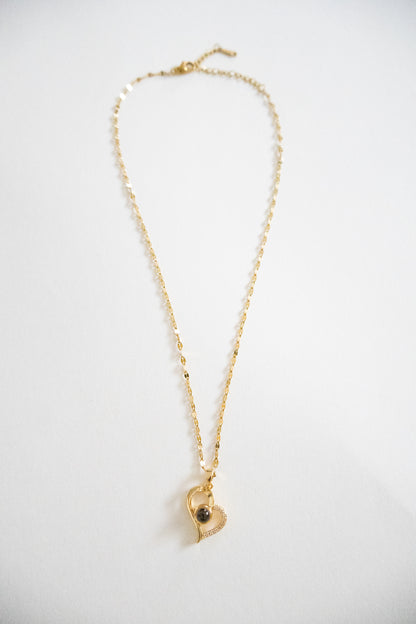 Collar de corazón de piedra reactiva a la luz dorada 