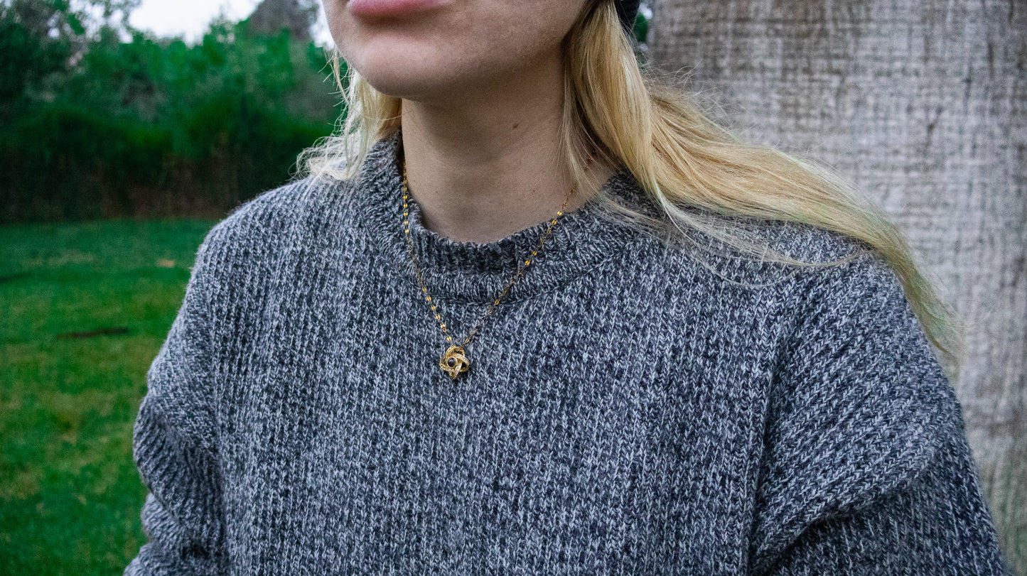 Collar de oro con colgante de nudo retorcido