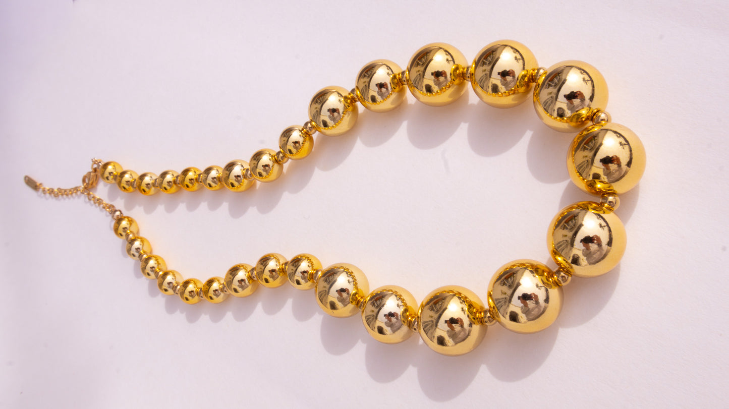 Collar de bolas con cuentas en tono dorado