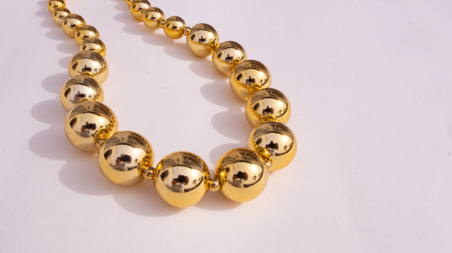 Collar de bolas con cuentas en tono dorado