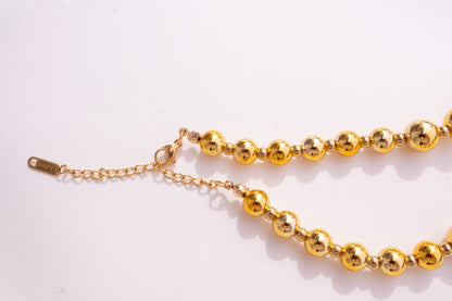Collar de bolas con cuentas en tono dorado