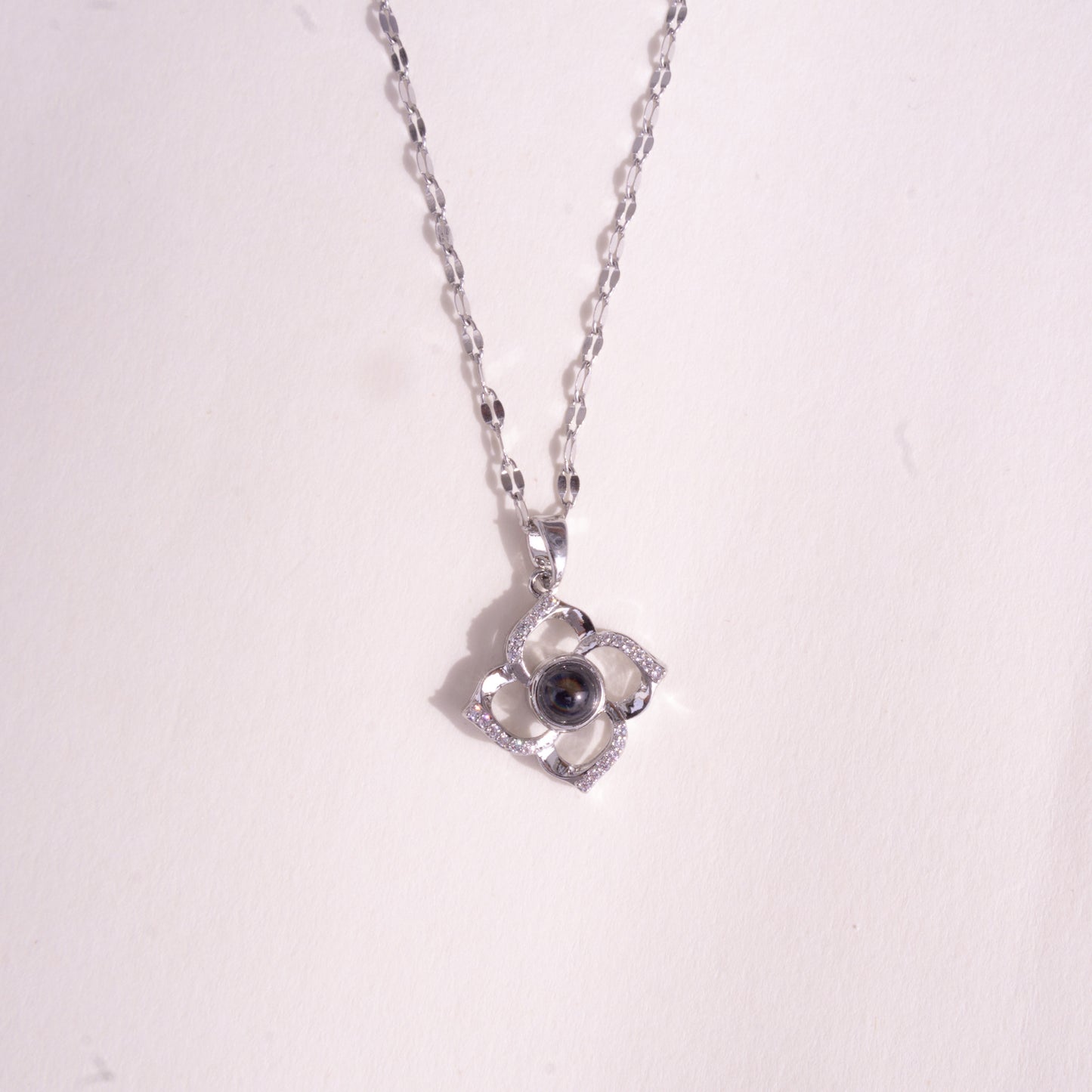 Collar con colgante de trébol de plata que reacciona a la luz